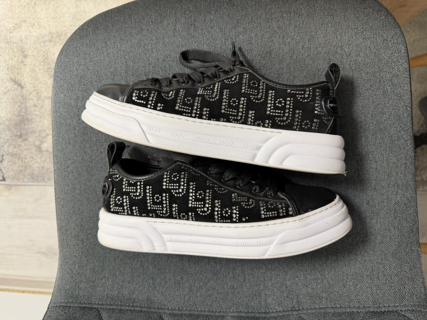 SUPER SPUMA - Solutie profesională pentru curățarea sneakersilor & pantofilor din piele